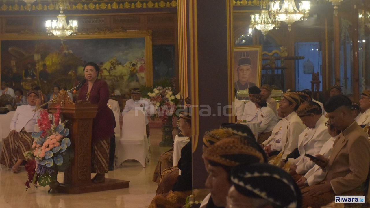 Pengageng Sasana Wilapa sekaligus Ketua Lembaga Dewan Adat Karaton Surakarta Hadiningrat GKR Koes Moertiyah Wandansari atau Gusti Moeng membacakan petisi dukungan keluarga besar Dinasti Mataram kepada SISKS Paku Buwono XIV Jumat 12 Juni 2026